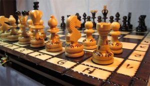 Schachspiel aus Holz PEARL 34 x 34 cm