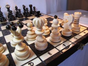 Schachspiel aus Holz 42 x 42 cm